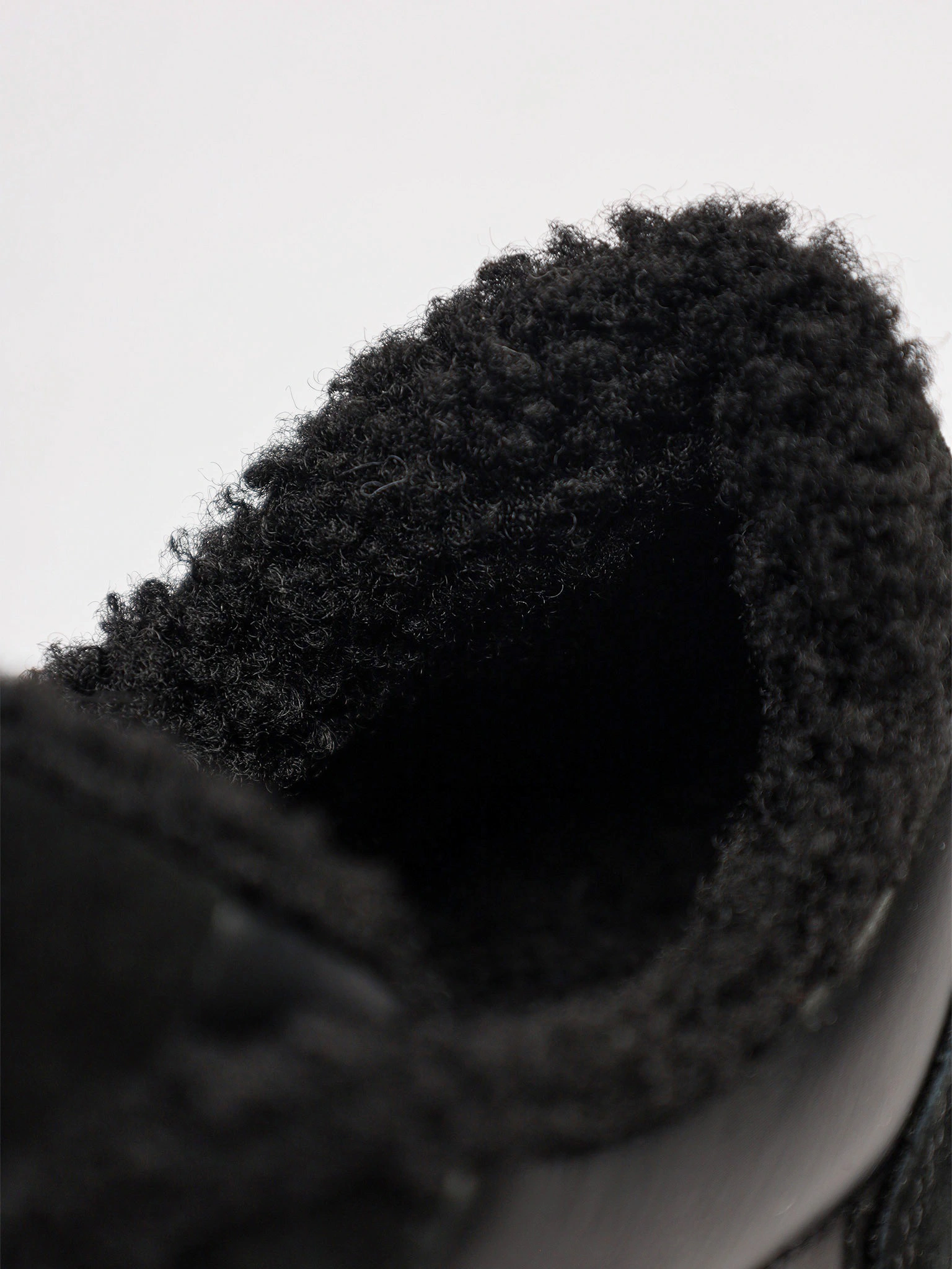 Кроссовки комбинированные черного цвета на рельефной подошве